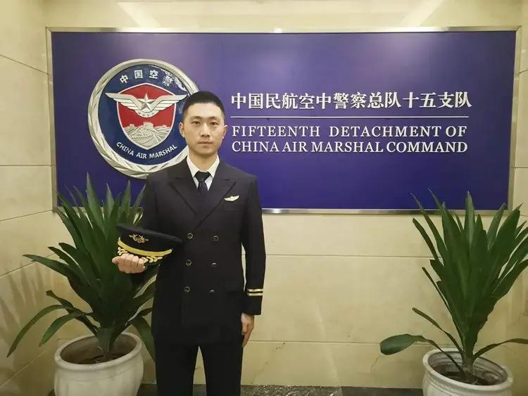 吴诗翼，男，汉族，出生于1986年7月，重庆人，毕业于成都航空职业技术学院，中共