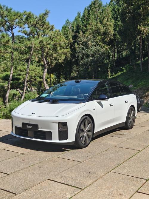 理想i6月销达到了2.4万辆，比较显著地超出预期。
不知是否有机会挑战月销3万辆