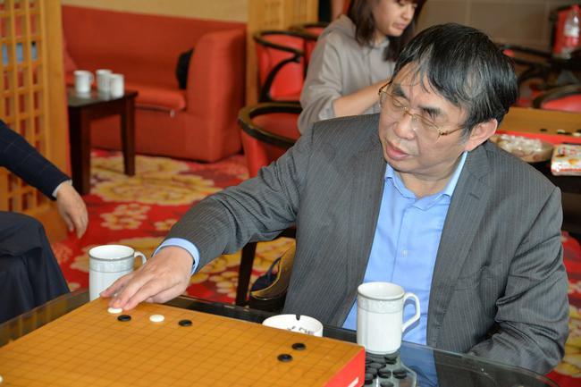 刚刷到聂卫平去世的消息，心里咯噔一下，那个拿把折扇、吞云吐雾的身影真就看不到了？