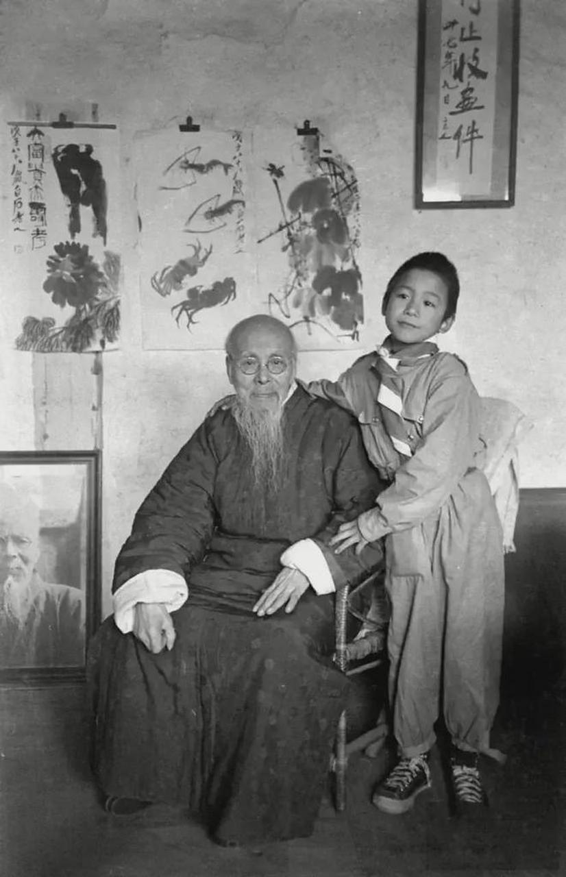 1948年11月，84岁的白石老人和10岁的幼子齐良末在北平家中合影。

老人7