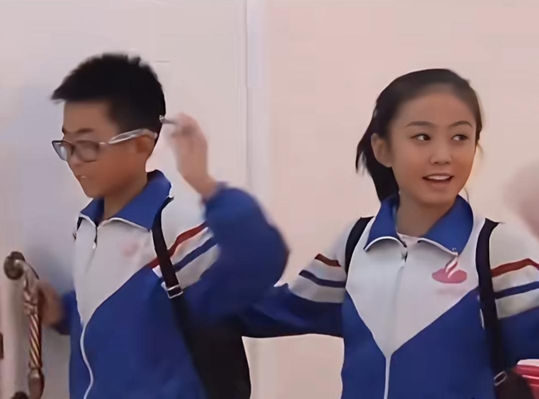 十岁孪生姐弟，以孝心扛起风雨小家。李依桐与李易轩是一对刚满十岁的孪生姐弟，本该依