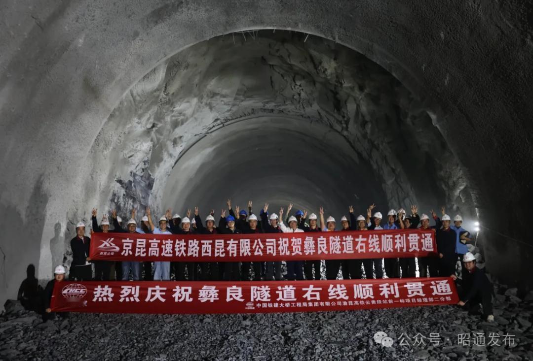 随着彝良隧道右线的贯通，渝昆高铁云南境内隧道已贯通47座，隧道贯通已超85%。目