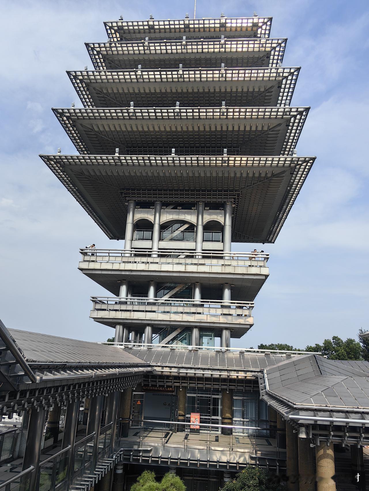 国庆这几天，没敢去西湖等名胜的景区游玩！我害怕，把我花了几百大洋买的，小白鞋挤丢