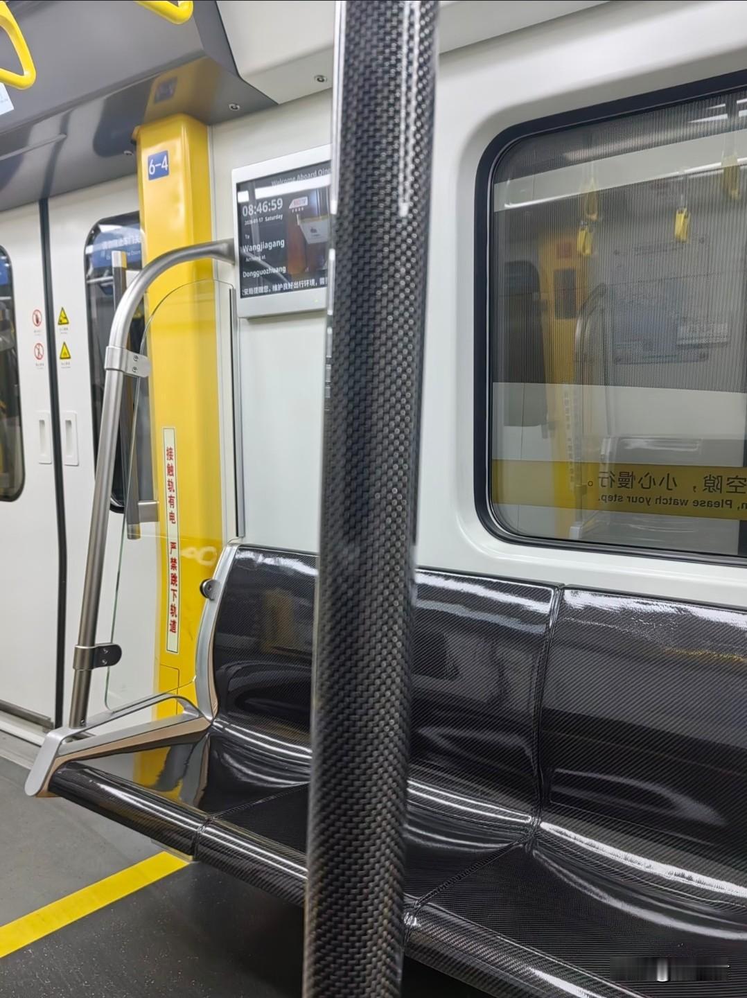 青岛可真是太先进啦！一般在超级跑车上应用的碳纤维材料，在青岛 1 号线地铁上被大