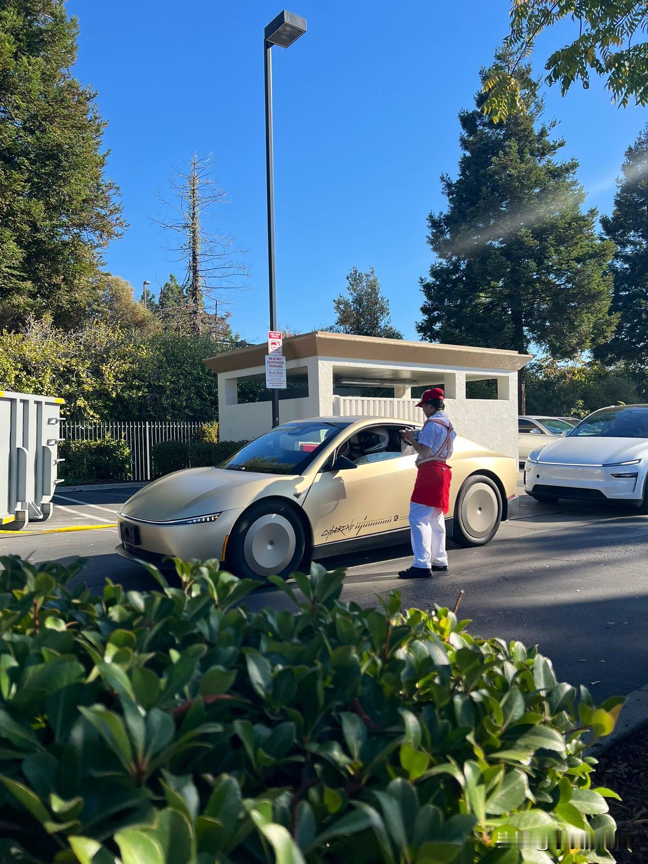 特斯拉Cybercab在进博会完成亚太首秀，释放关键信息：
1、该车取消方向盘与