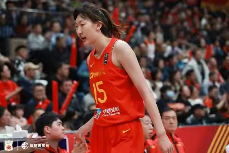 绝对的高度优势！中国女篮篮板44-20领先日本女篮 前场板16-5
女篮热身赛西
