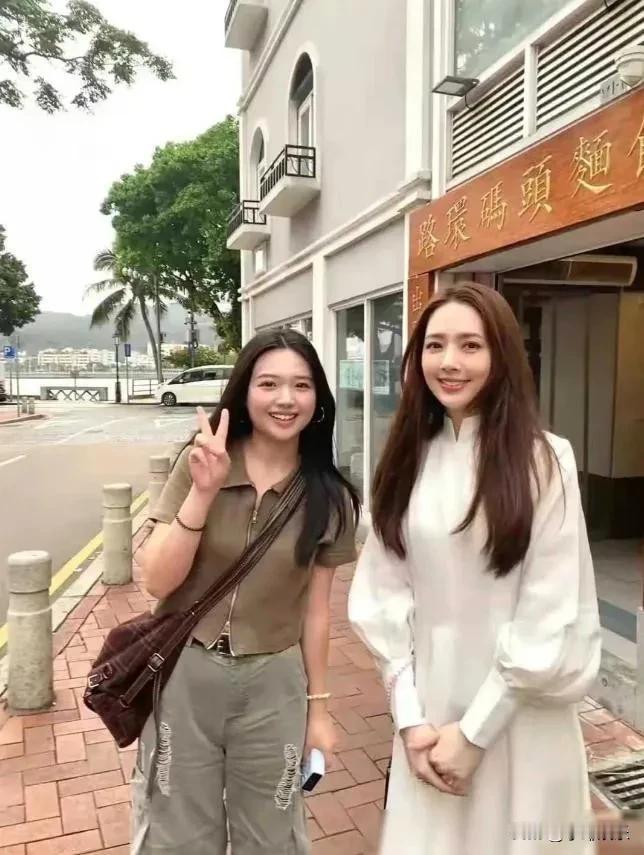 偶遇郭碧婷，真的美爆了！好舒服的一张脸，国泰民安的标准美人形象。怪不得能不费力嫁
