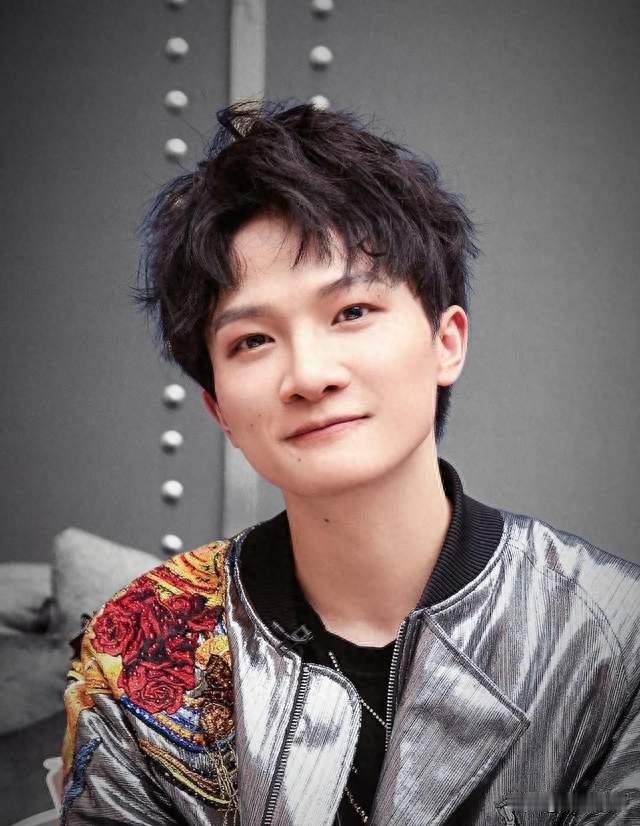 周深关掉摄像头后消失了365天，连麦时第一句话永远是“我是男生