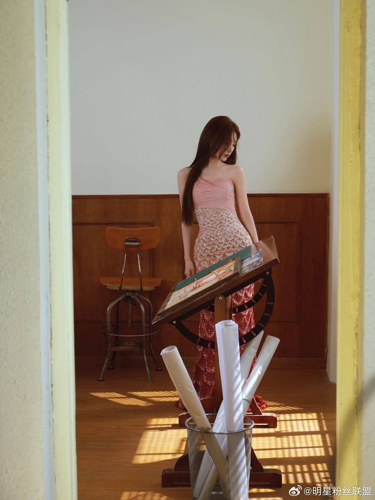 毛晓彤渐变鱼尾裙毛晓彤红裙造型杀疯了！步移裙动似一团燃烧的红焰，美得极具攻击性又