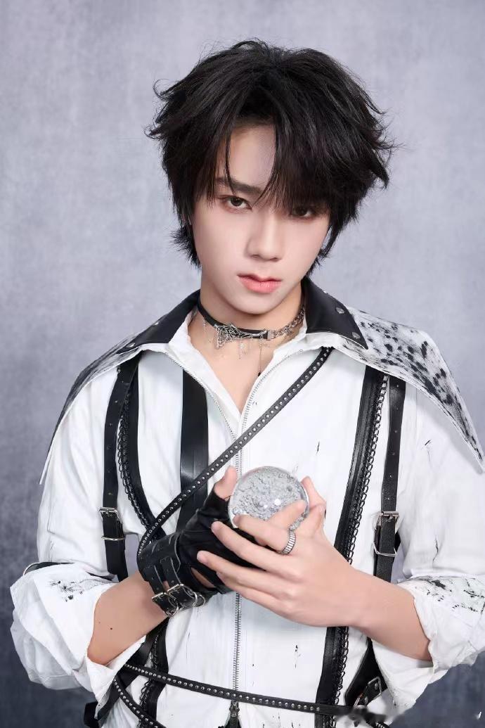 王橹杰说即将入场啦王橹杰皮质银链拼接choker王橹杰说即将入场啦，王橹杰皮质银