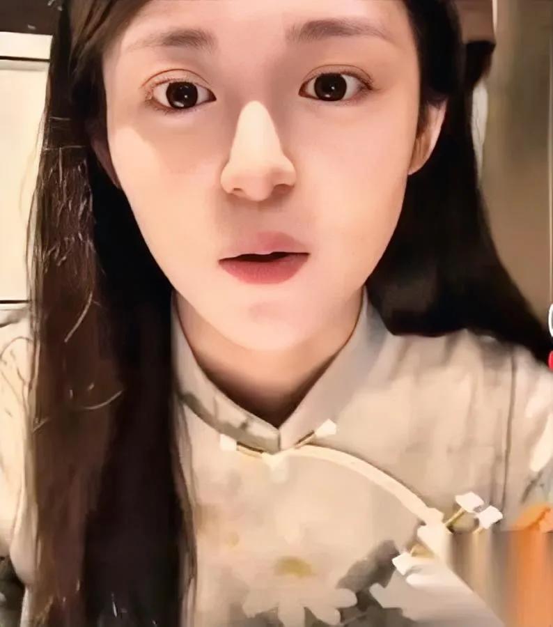 刷到个主播直接看懵了！

清纯脸配露骨话

开口就说“没灯牌别看我雷子”！本以为