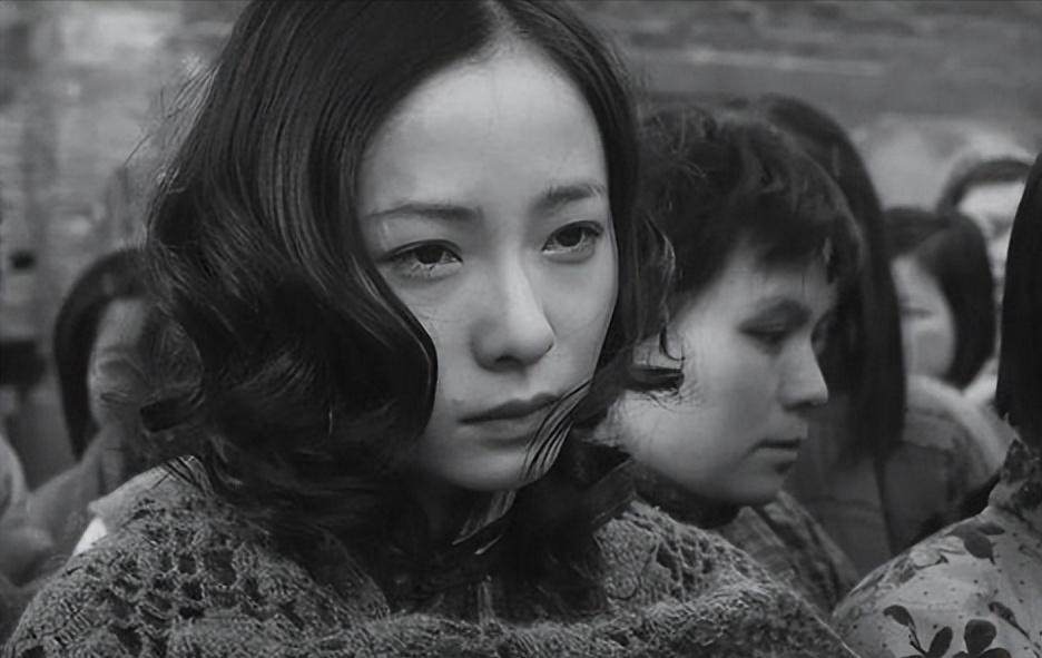 [微风]1937年，日军看到一中国姑娘，顿时垂涎三尺，不料她跑掉了，军官怒杀村里