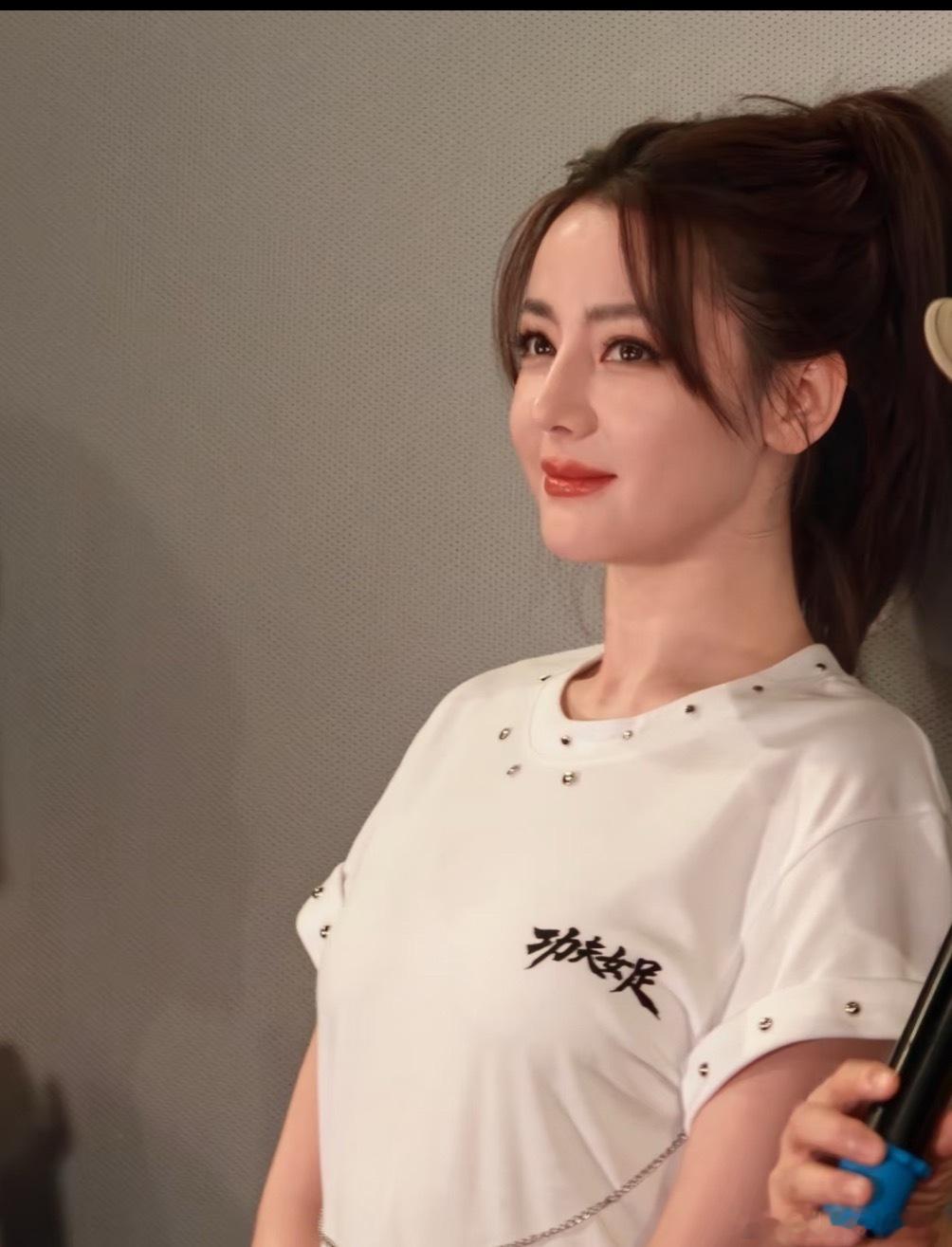迪丽热巴活动生图，眉眼带着娇俏感，不用p原图直出状态