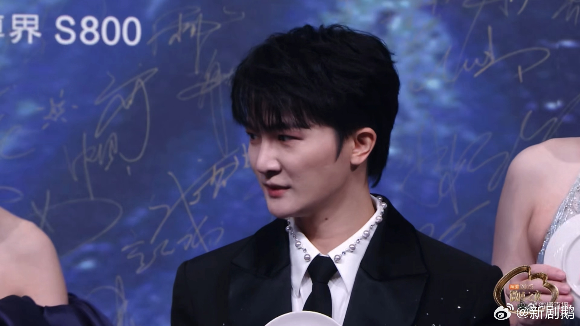 惊蛰无声剧组太权威了《惊蛰无声》剧组红毯全员封神！张艺谋带领众星亮相，阵容豪华状