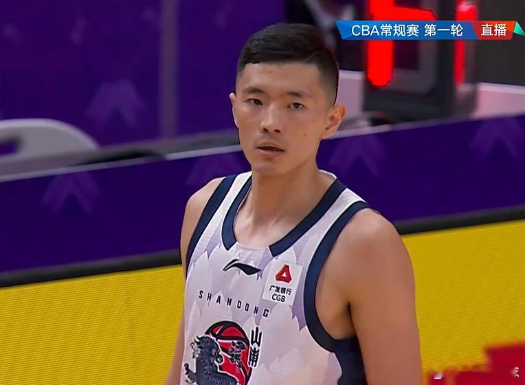 前两节山东男篮外线还没打开，不过陈林坚的压哨三分看到功底，这个半场领先6分，不错