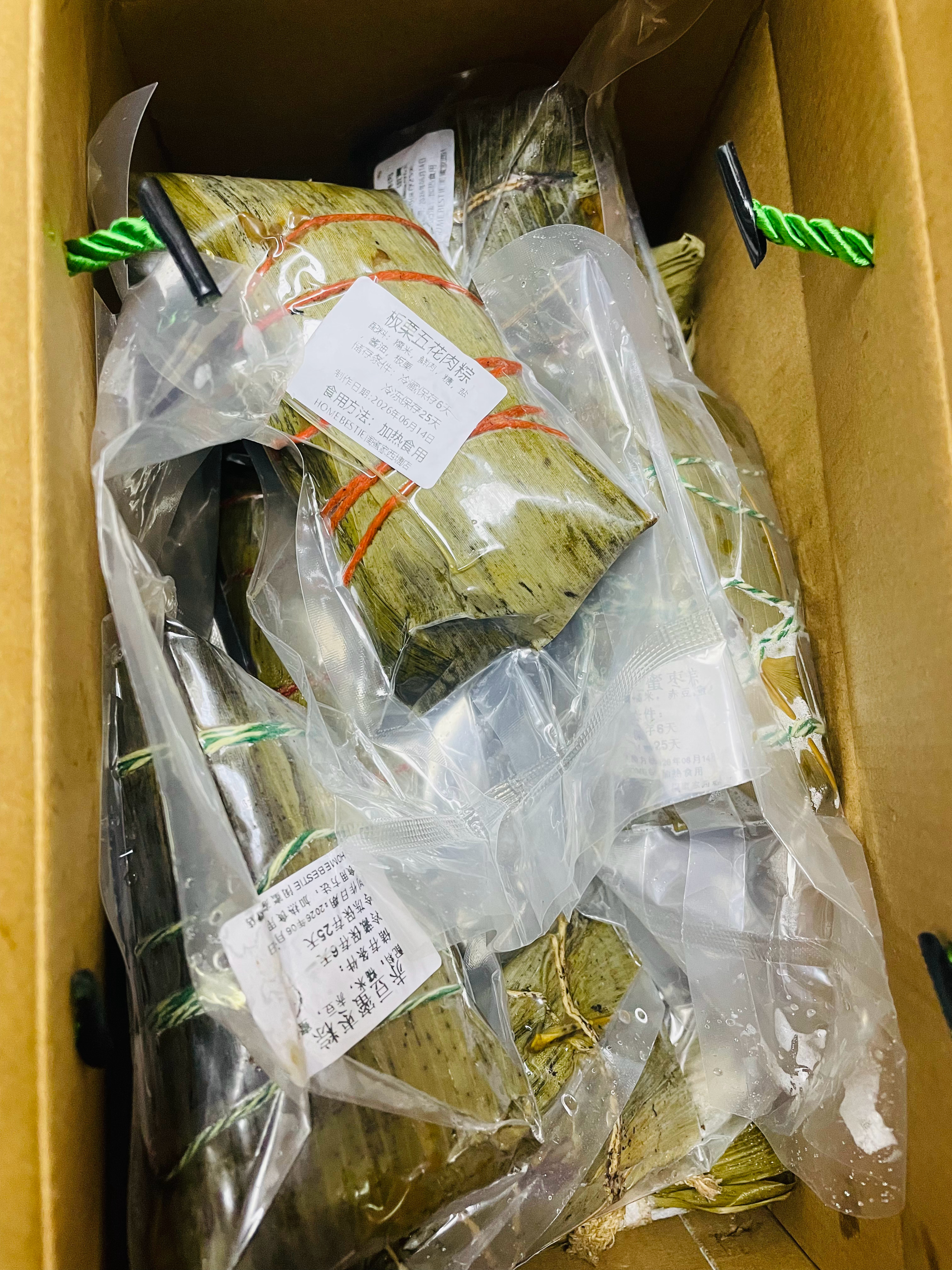我今天刚想到前两天婆婆给的粽子用酸奶消耗掉 刚去接小朋友我婆婆又给我一箱粽子都是
