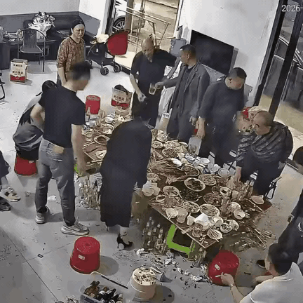 万万没想到。男子邀请亲朋好友在家里聚餐，炒了几十个菜好心招待，可是吃着吃着，一位