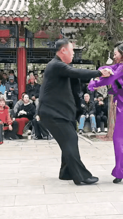 在家带孙子这疼那疼，出门找搭子跳舞却活力四射[偷笑]