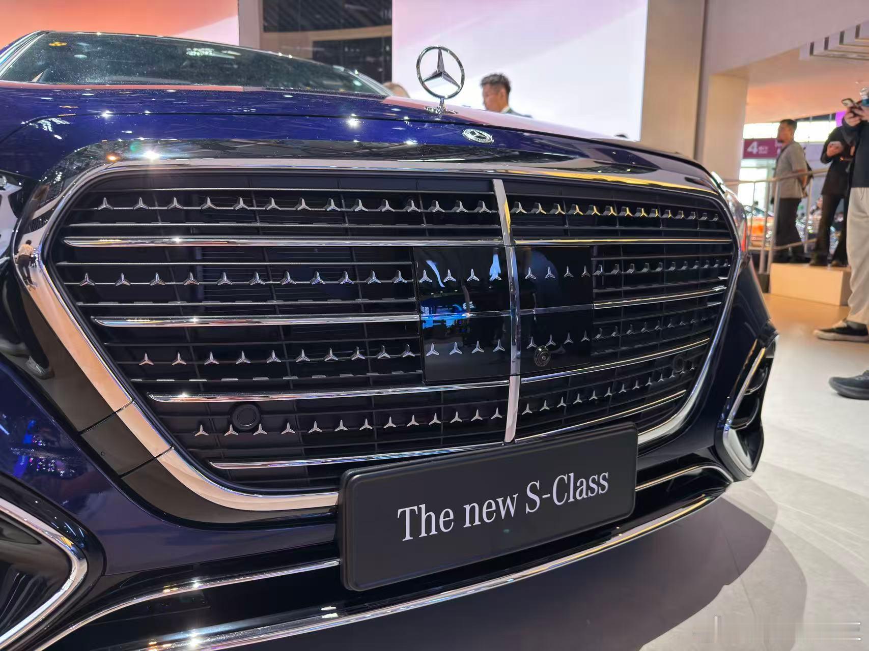 2026北京车展这就是北京车展 在2026北京车展上位于E4展馆的奔驰展台上，改