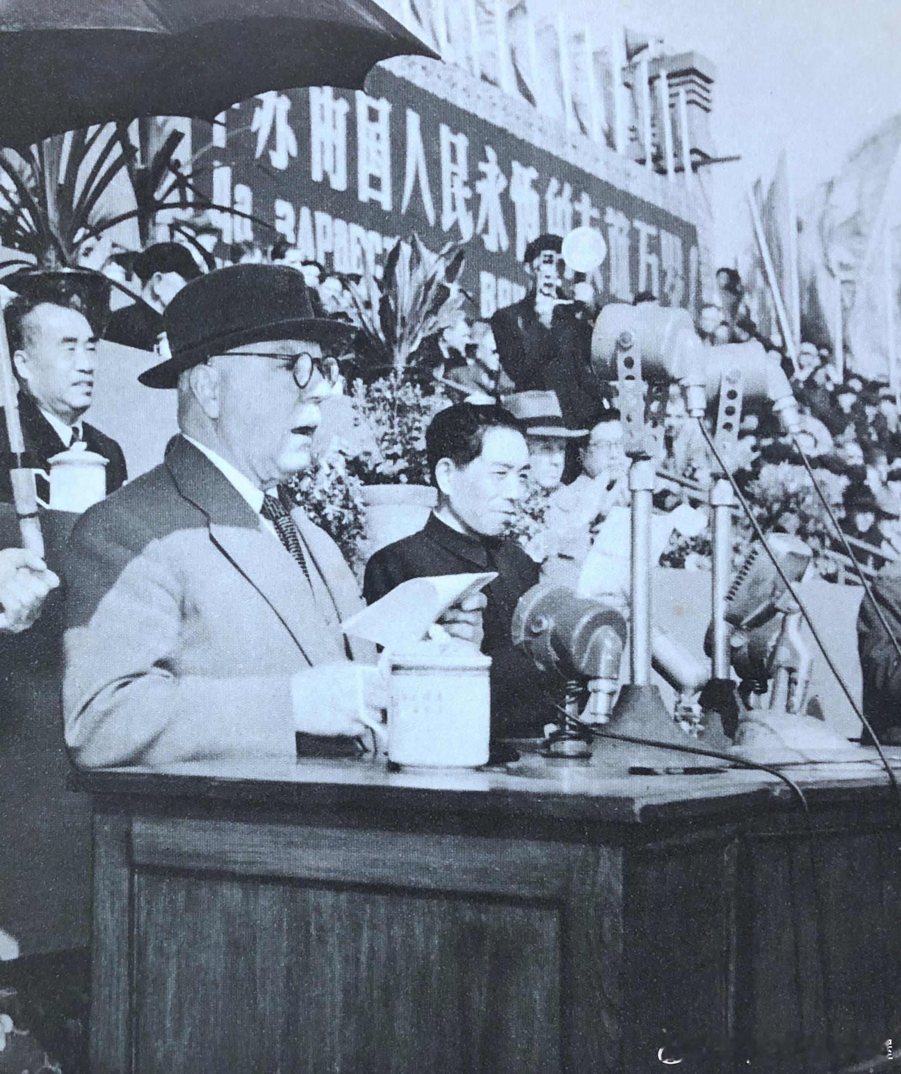 1957年4月21日下午沈阳5万多市民在沈阳体育场举行盛大集会欢迎伏罗希洛夫，这