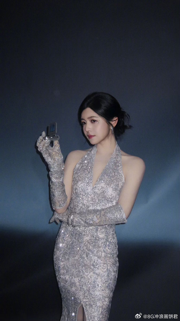 陈妍希赛博千金 陈妍希今晚真的把“赛博千金”四个字穿在身上了！深V挂脖、高开衩鱼