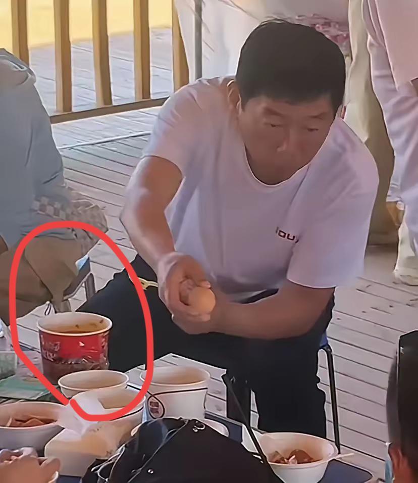 魏建军这么大的企业家也吃方便面，真接地气