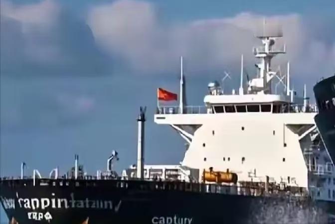 美国这回算是把自己玩进去了，追着一艘空油轮跑了五天五夜，结果被对方连发75次