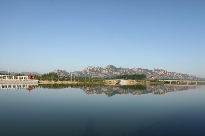 五莲山的潺潺小溪，恰似一条飘逸的丝带，缠绕在青山之间。
五莲山脚下的上沟村，村旁