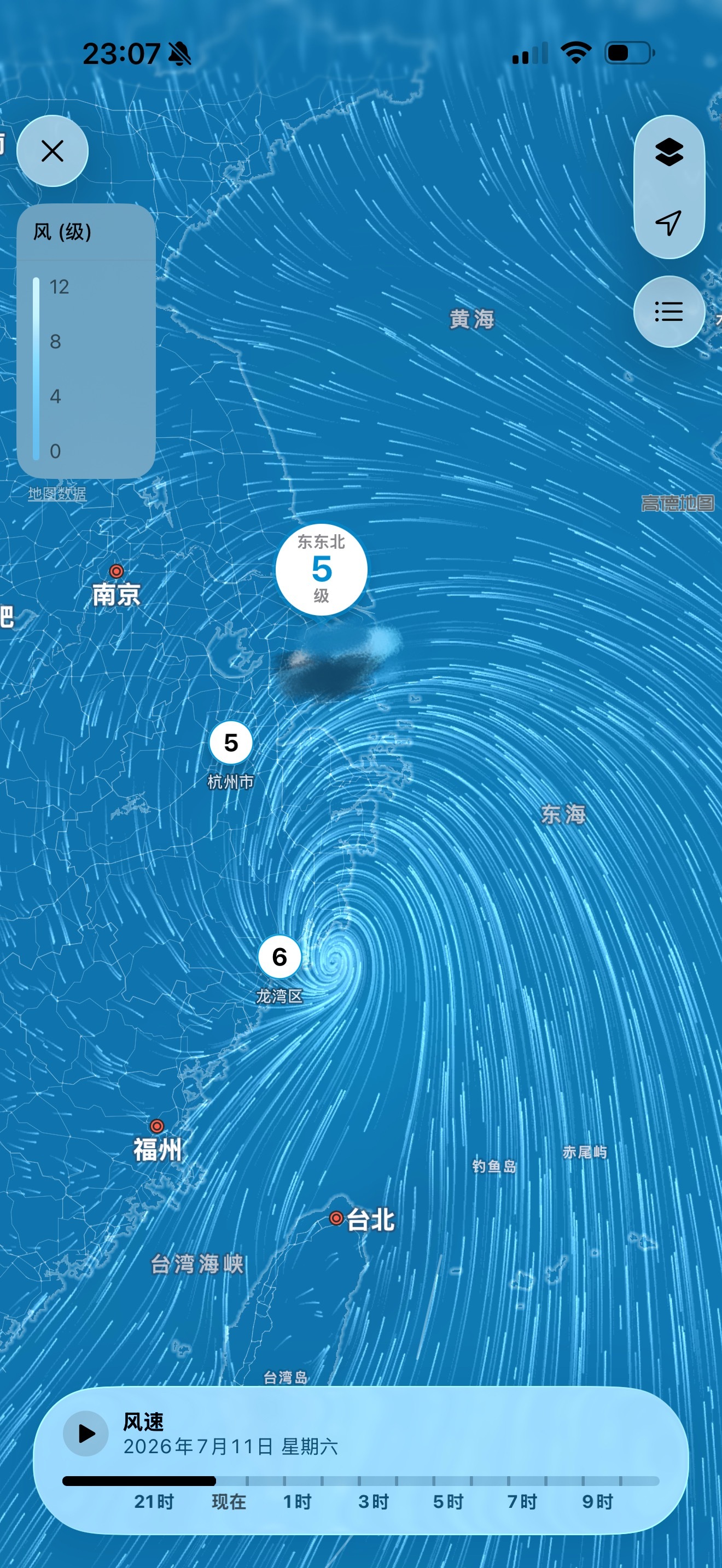 其实雨也没多大 是风在拼命刮。。。 