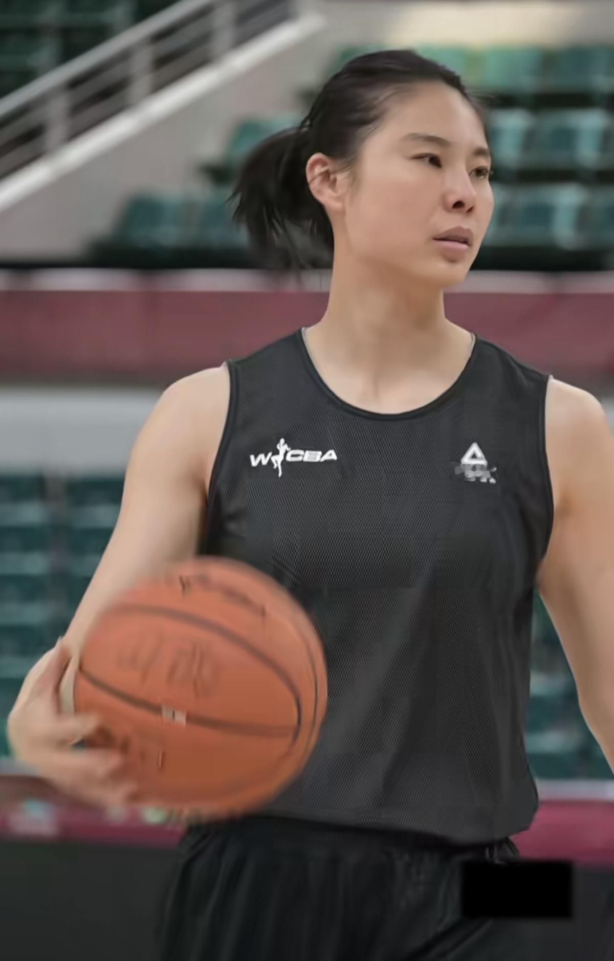 四川女篮精神抖擞，意气风发，士气高昂，兴高采烈，积极备战今晚的WCBA总决赛的第