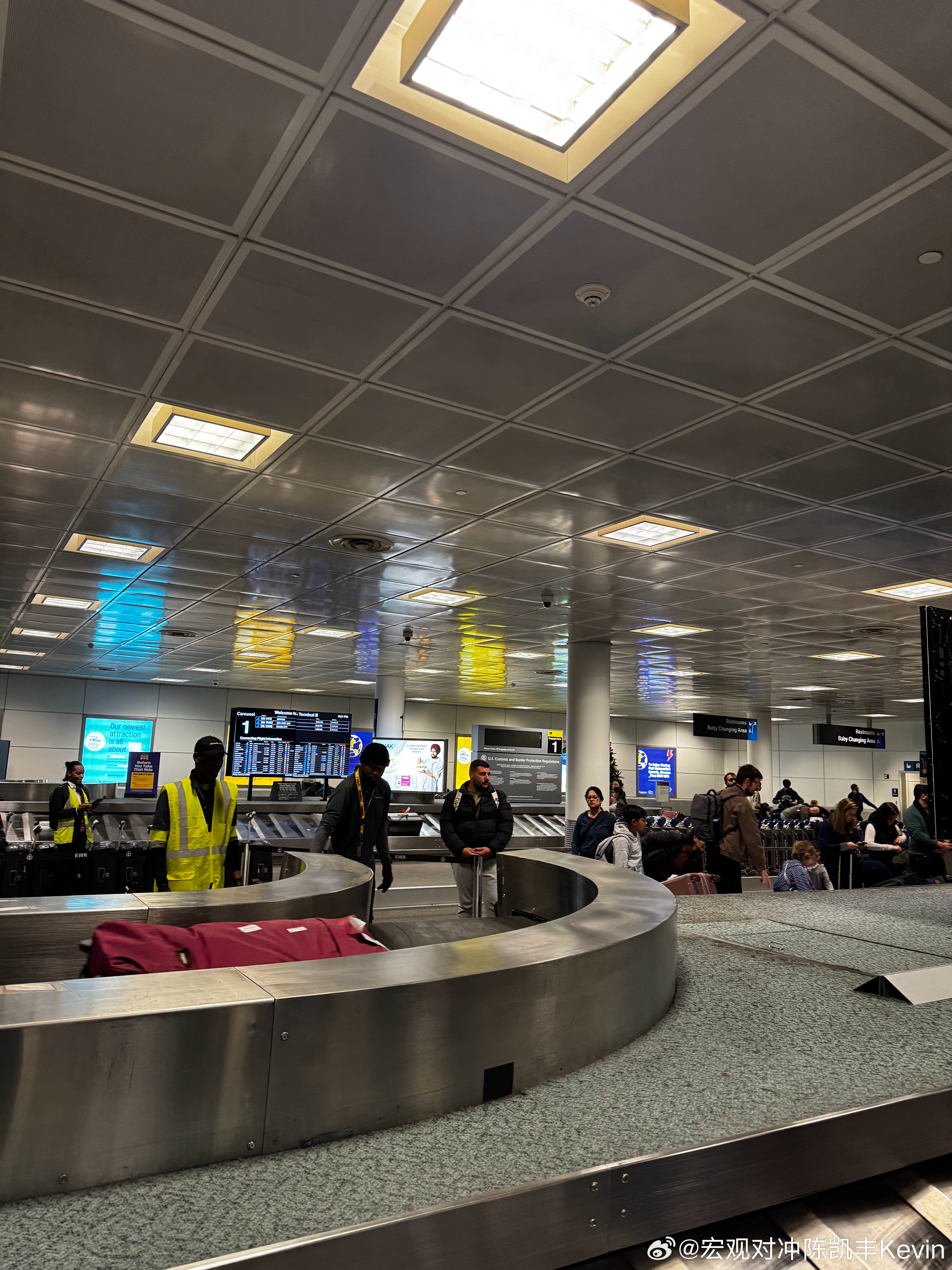 现在入境美国真是丝滑啊，整个过程也就是10秒，都不需要咋眼睛就入境了，没有任何海