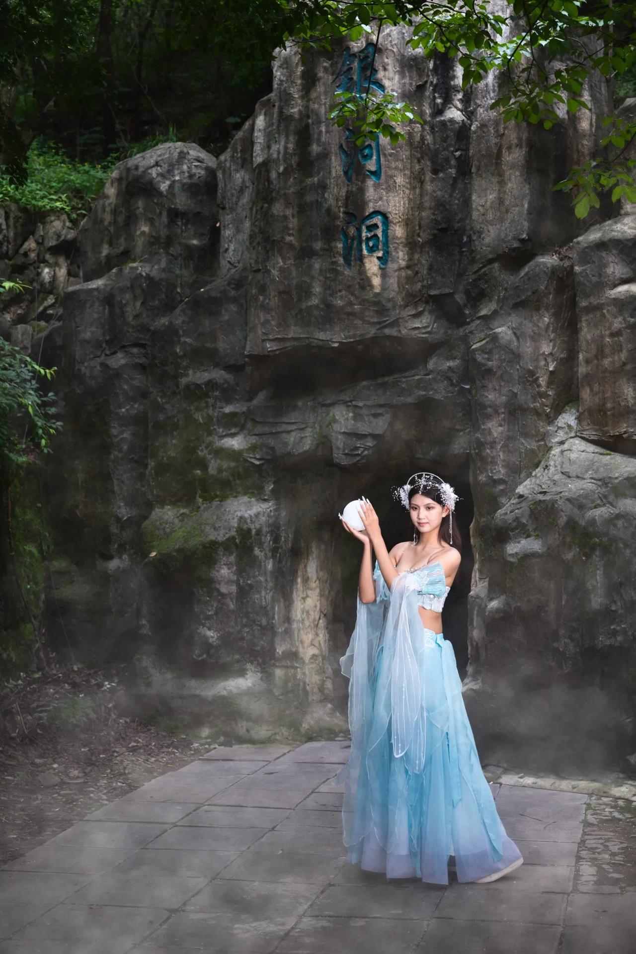 在平山银河洞里的邂逅：紫霞仙子！@头条旅游 至尊紫霞仙子 紫霞仙姿