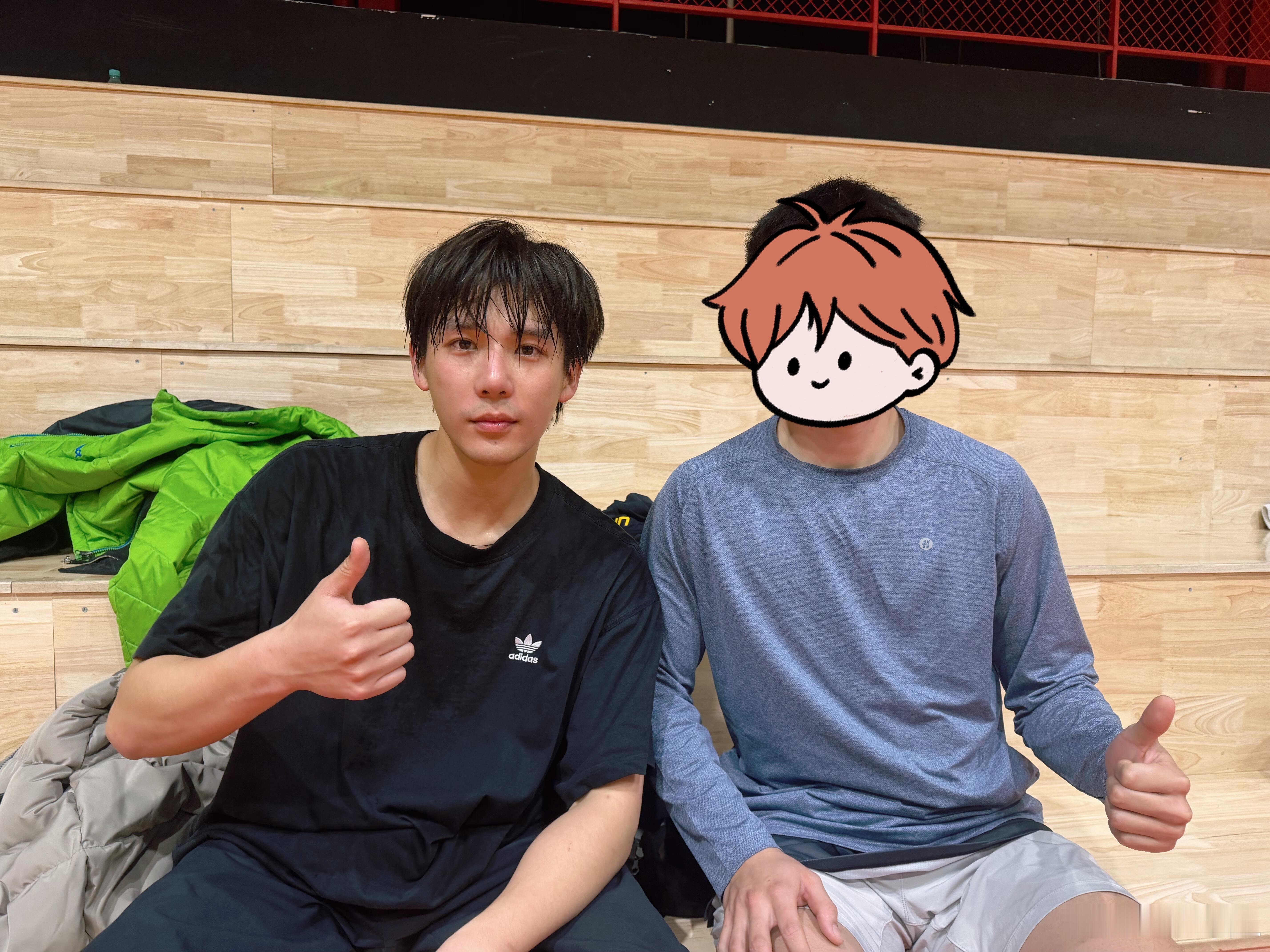 网友球场又又又偶遇王安宇啦，刚打完球头发有点湿，不过素颜状态还是这么帅，眼神还有