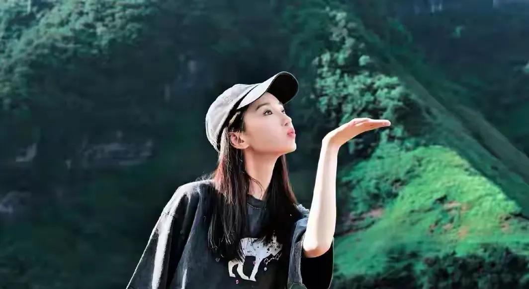 被毛晓彤在贵州梵净山的美照惊艳到了！
 
家人们，刷到毛晓彤在贵州梵净山的旅游照