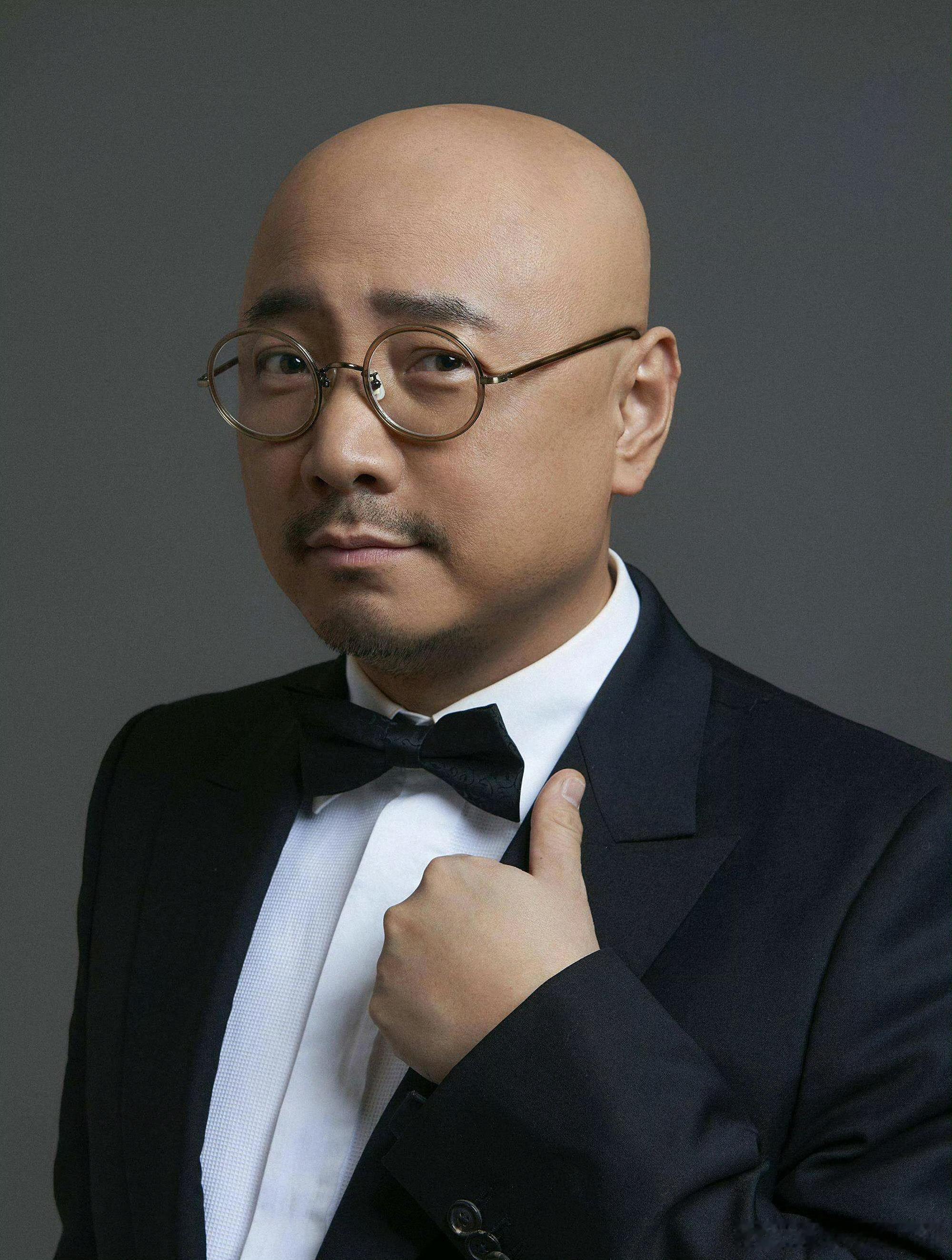 徐峥终于杀回剧圈了 百亿票房影帝时隔多年回归！《无毒有偶》里演退役缉毒警，卖菠萝