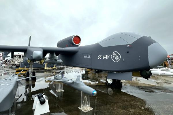 高空看得远，探测、跟踪、侦察、警戒距离有优势；
高空通信距离远，作为中继机和指挥