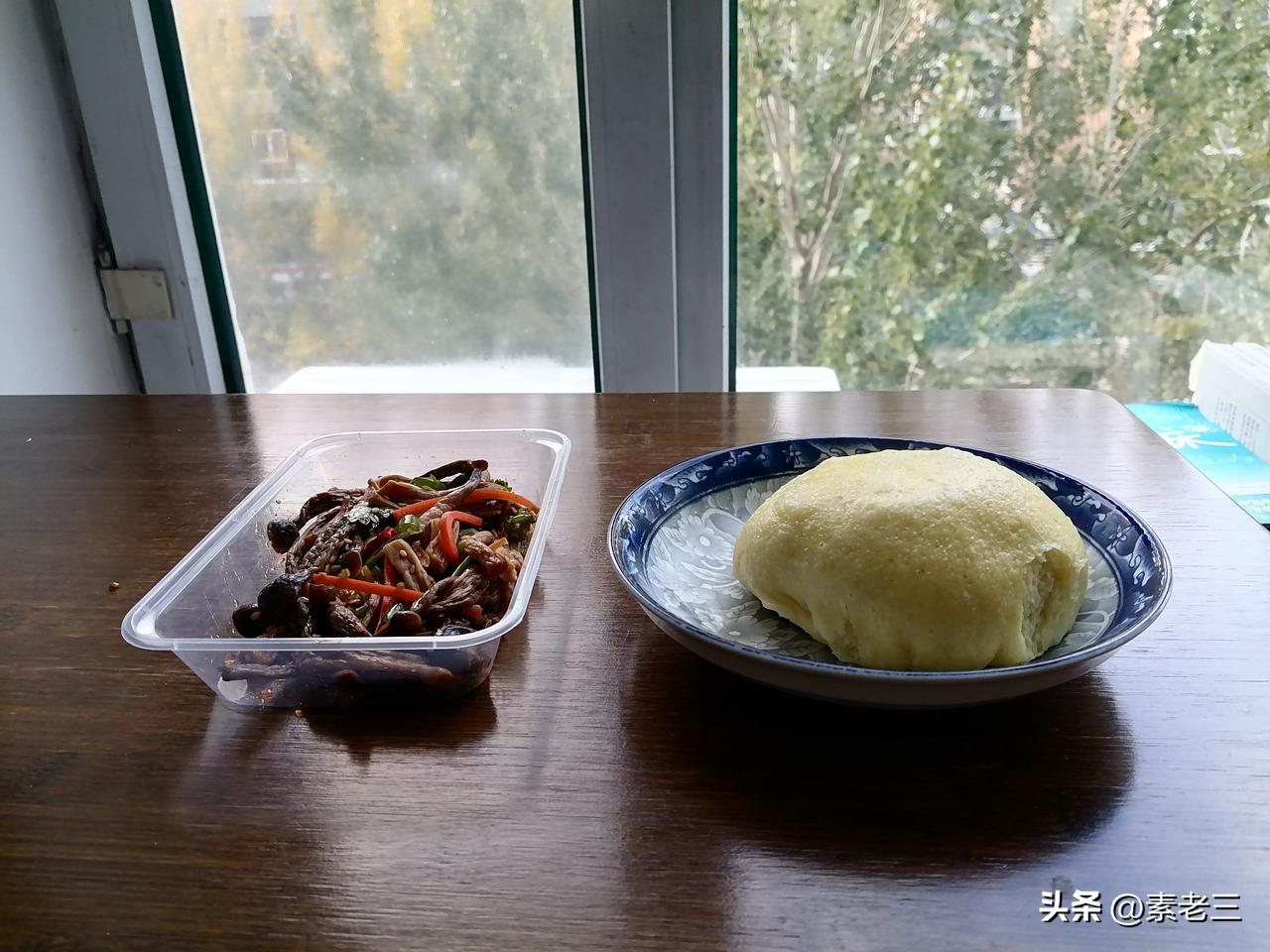 洗完澡，我去餐馆买菜篓子，一句话，把他们都逗笑了。

又是挺长时间没洗澡了。
