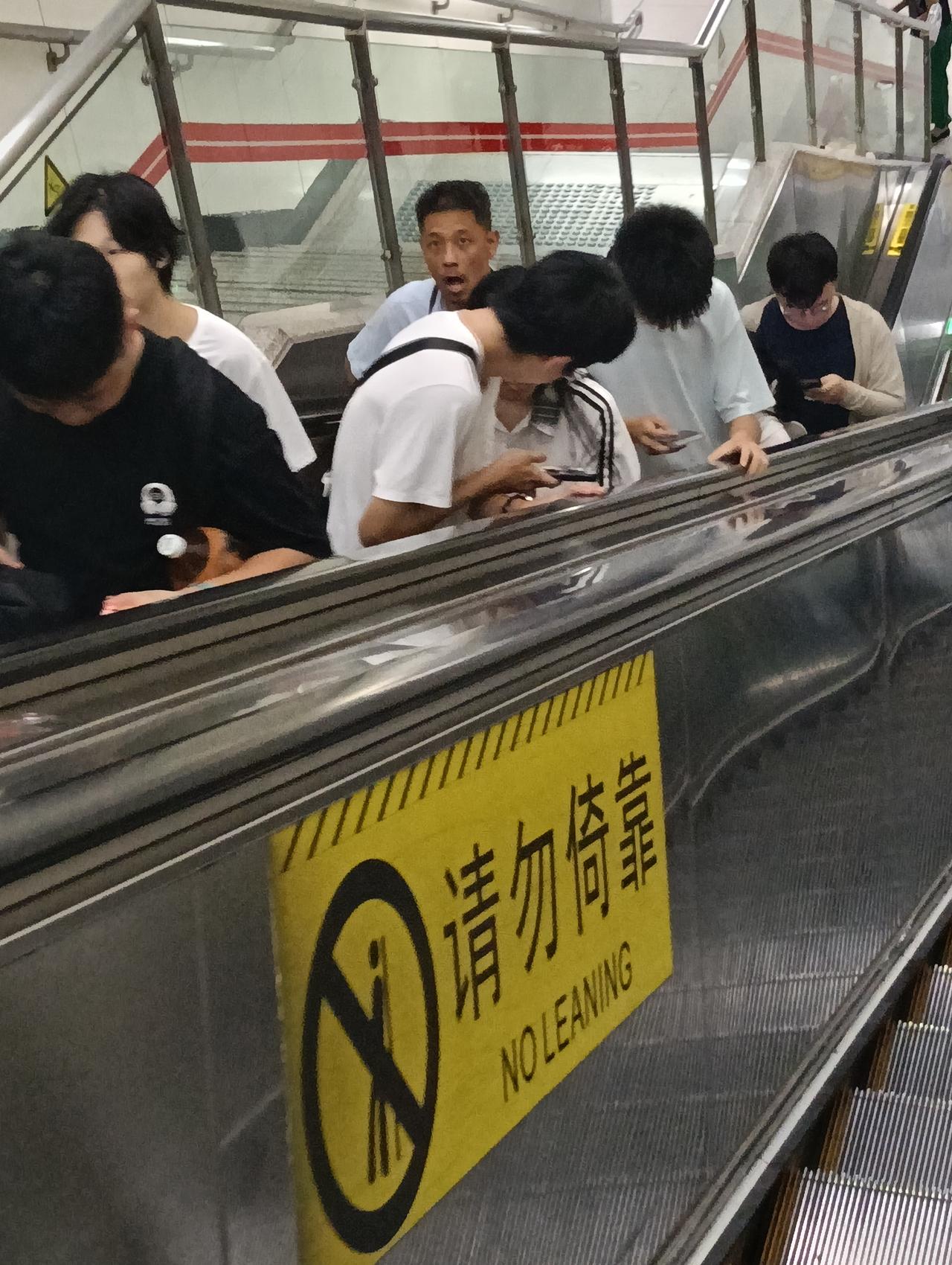 列车车厢是有限的，只要专注就能数清51节货车箱[大笑]