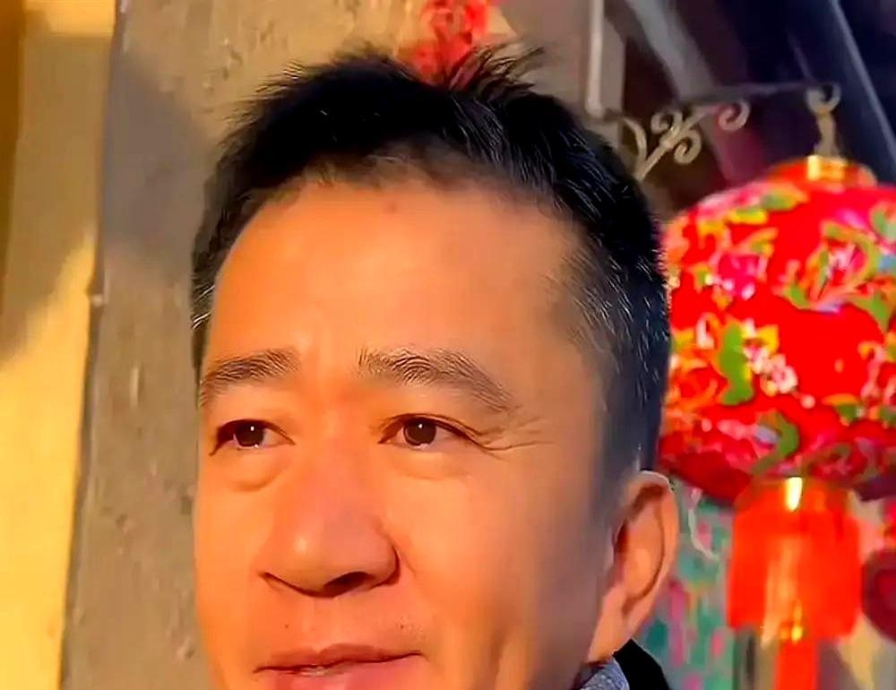 塑料剑劈出的，何止是三分钟热度？那是整个行业在生存夹缝里的踉跄喘息。
 
剧组账