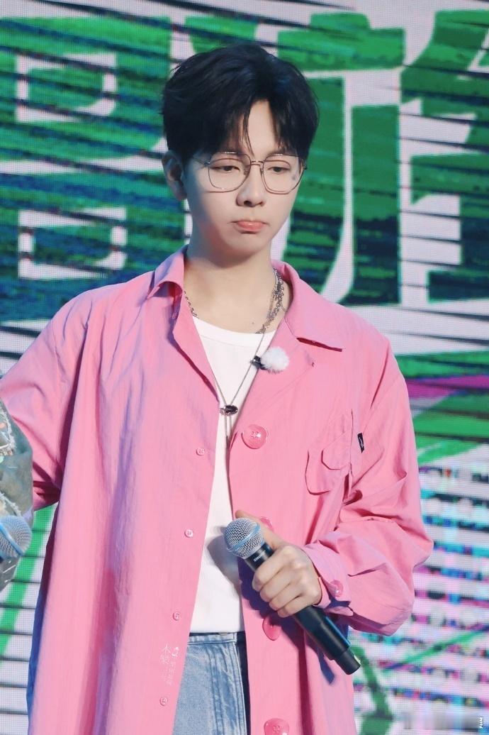 #胡夏A甜粉外套#胡夏这状态也太好了吧，小粉外套一穿这不活脱脱的大学生吗，果然男