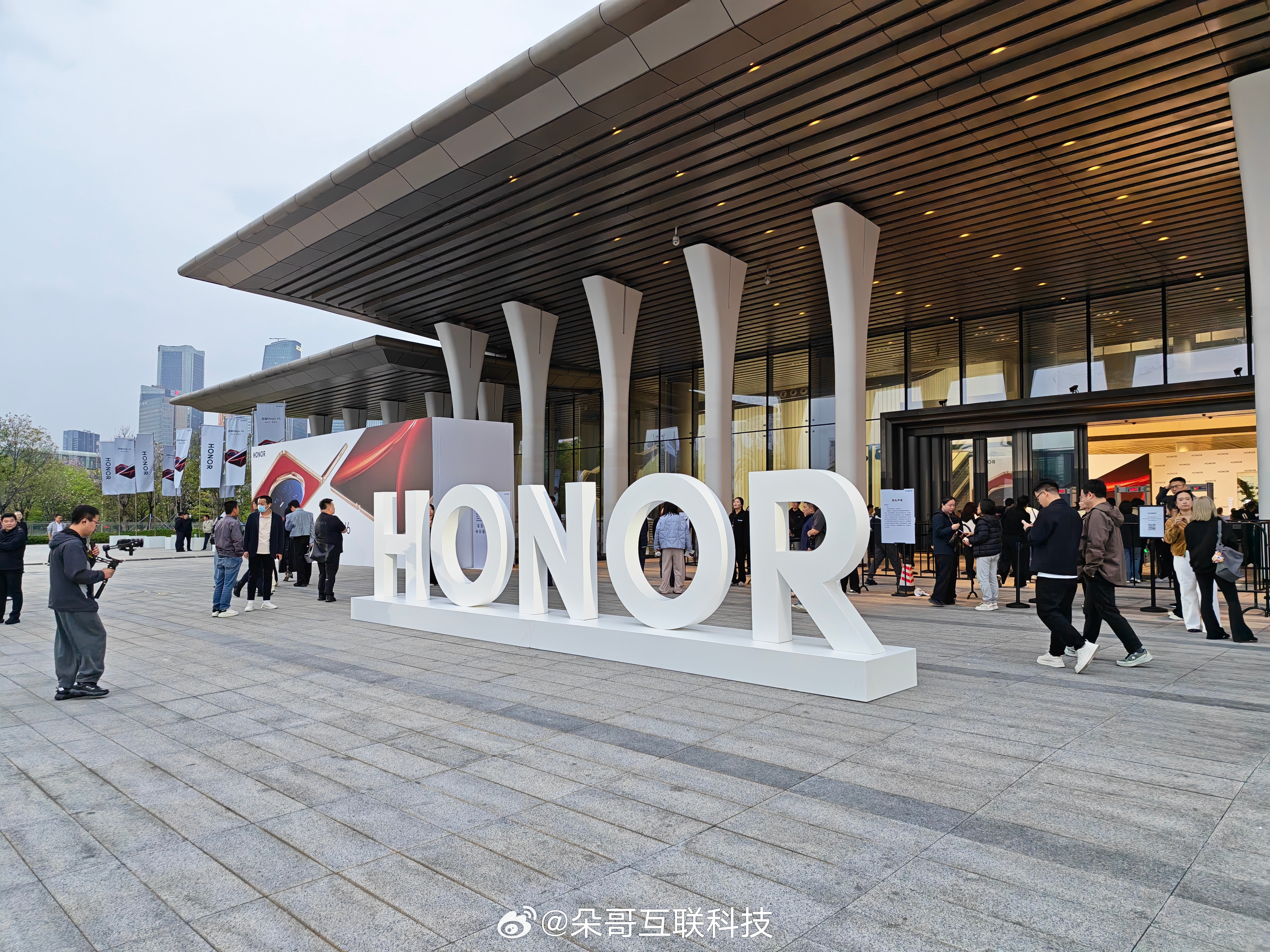 荣耀Magic V6发布会已就位！场外排面直接拉满！你们说谢霆锋会不会来？ 