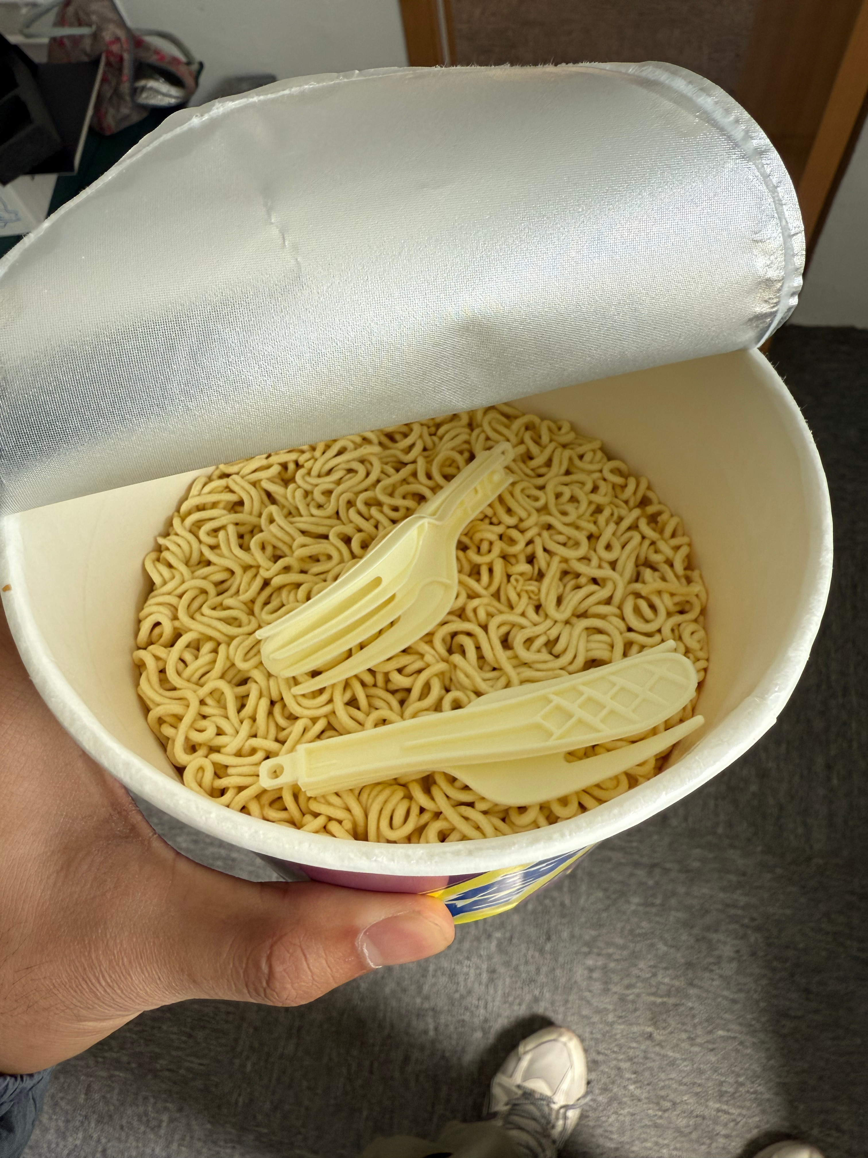 中午心血来潮吃泡面发现里面有俩叉子此时另一个结束一天疲惫回到宿舍吃泡面的，看着里