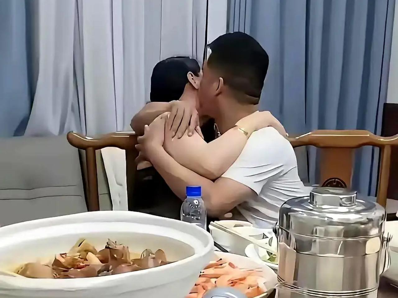 广东一场同学聚会，一桌子四十来岁的中年人坐着吃饭，席间两个人当众搂在一起亲上了，