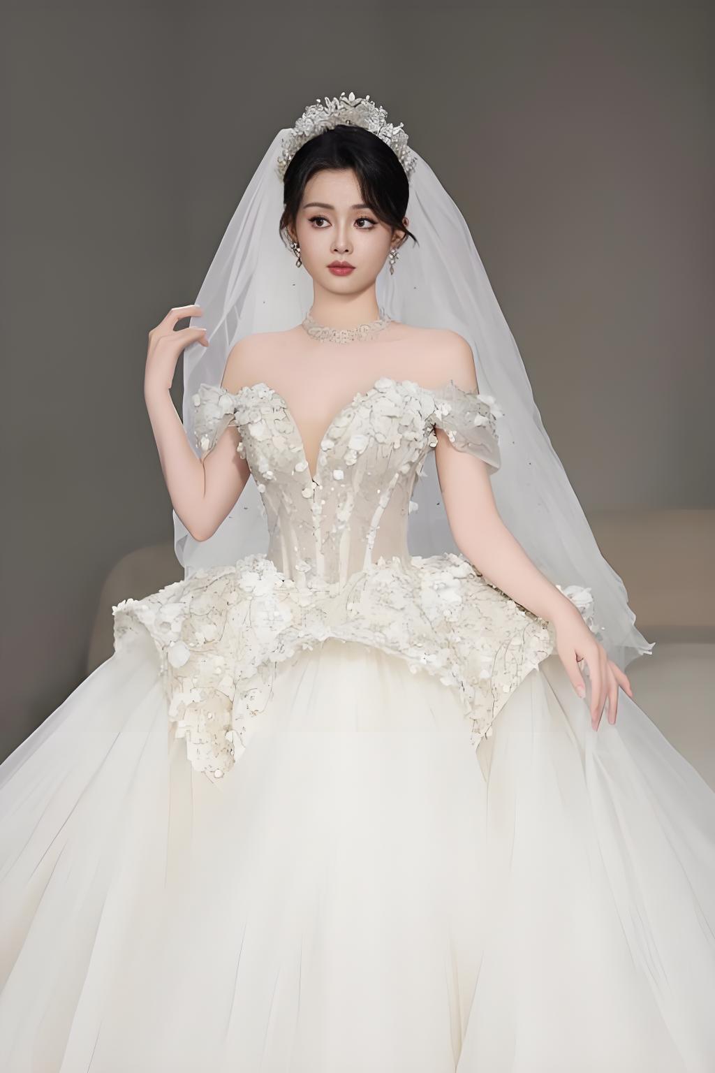 女儿老师又结婚了，今天还特地告诉家长，给女儿装了一些喜糖和瓜子。为啥说“又”呢？