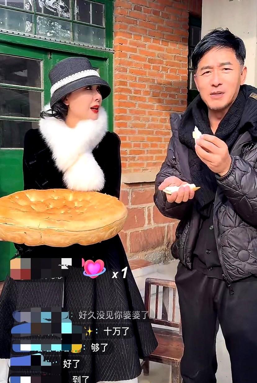 郭晓东这求生欲，真是藏都藏不住。

他和程莉莎两口子在农村老家直播，好家伙，五万