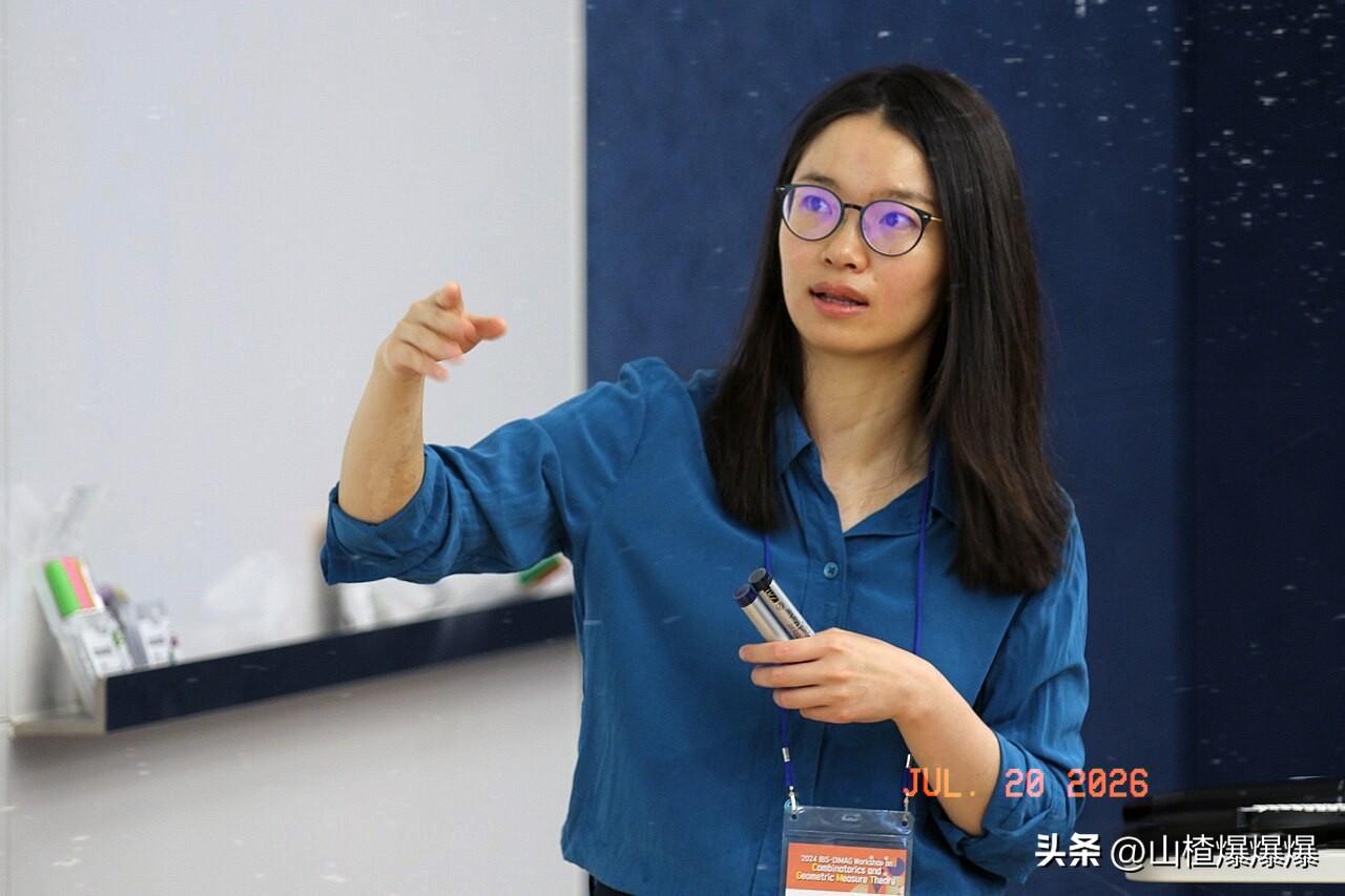 在纽约大学教书的王虹，
满分5分的评分标准，
学生们给了她4.3分，扣了0.7分
