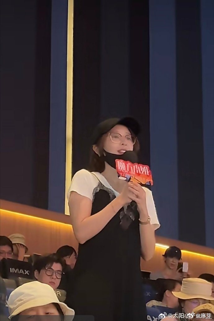 刘昊然拍南京照相馆间隙练魔方沈腾现场夸赞刘昊然演技出彩，搭配高叶分享的片场练魔方