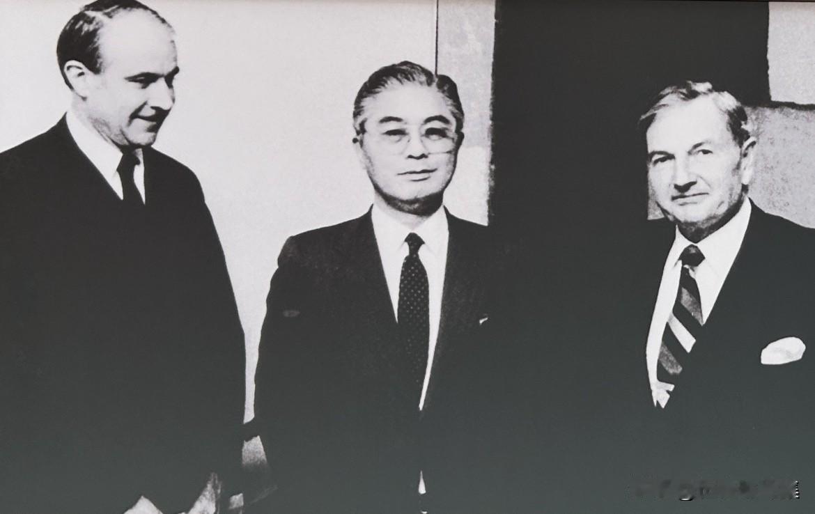 1979年10月6日，中信公司刚刚成立，荣毅仁（中）就应邀率团访问美国，与美国金