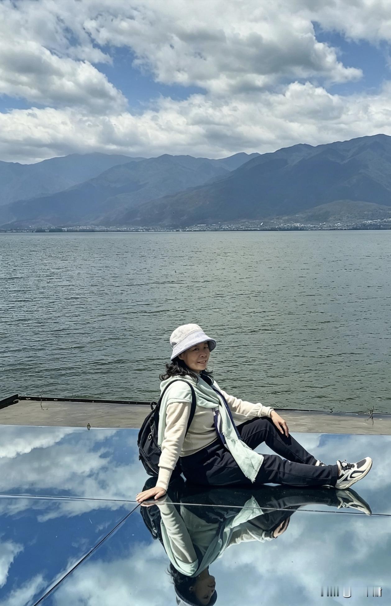 到大理双廊古镇，观洱海风景，拍个美照，景色怡人。到网红打卡地，杨丽萍的太阳宫，打