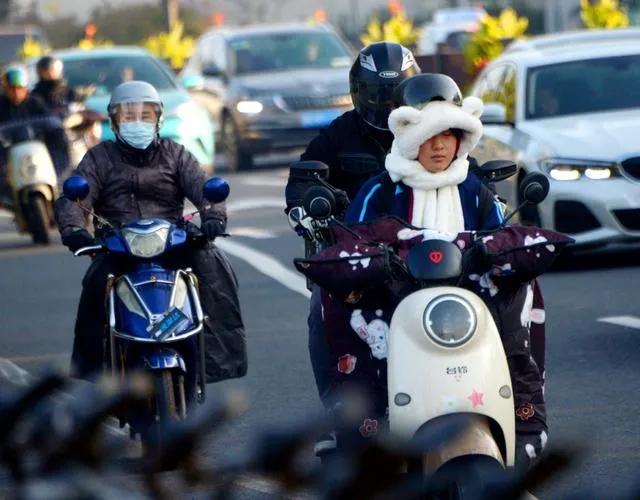 冬天上班路上的糟心事可真不少！首先就是早上跟被窝“难舍难分”，又黑又冷的天，爬出